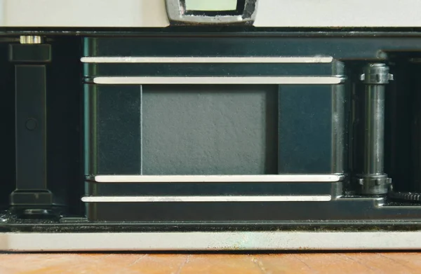 Μονό φακό αντικατοπτρίζει πλάκα πίεσης ανοικτή ταινία κάμερα και δείχνοντας την κουρτίνα του κλείστρου — Φωτογραφία Αρχείου