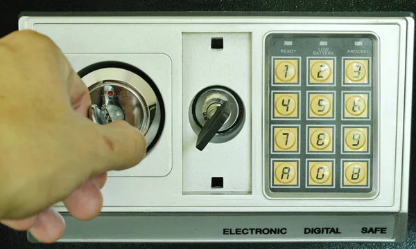 Χέρι συστροφή κλειδί τρύπα για ανοικτή χρηματοκιβώτιο με ηλεκτρονική αριθμό ασφαλείας — Φωτογραφία Αρχείου