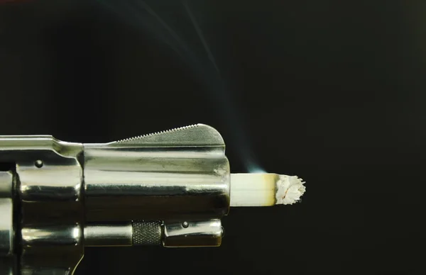 Τσιγάρο φωτιά στο όπλο ρύγχος σε σύγκριση με το κάπνισμα να σκοτώνει — Φωτογραφία Αρχείου