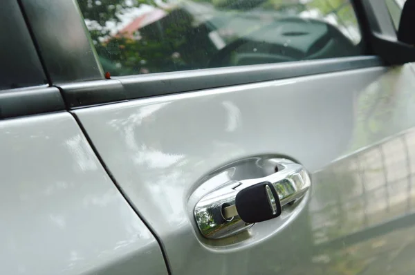 Car key stabbing in handle hole for open door — Stock Photo, Image