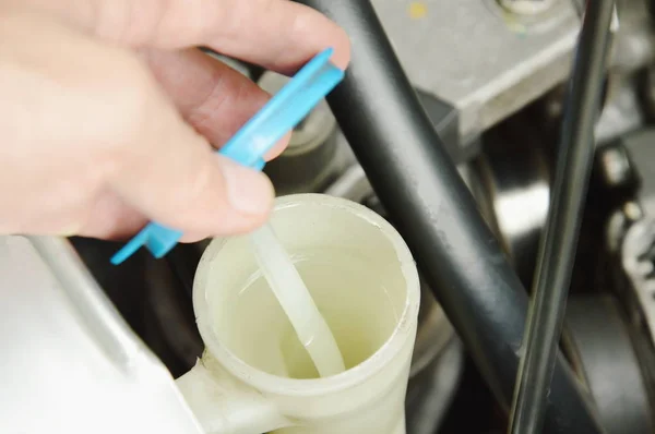 Cubierta abierta a mano del tanque de agua para el limpiaparabrisas del coche y el nivel de comprobación —  Fotos de Stock