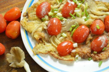 Sahanda yumurta dilim kiraz domates plaka üzerinde Tepesi Hint mantar dolması