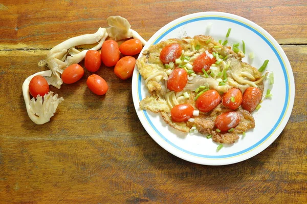 Fried egg stuffed Indian mushroom topping slice cherry tomato on plate — Stock Photo, Image