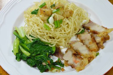  Çin sarı plaka üzerinde Tepesi gevrek domuz erişte