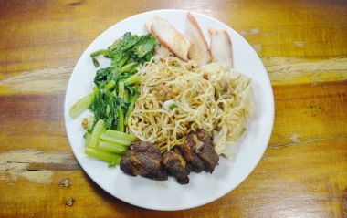  Çin erişte tatlı siyah sos plaka üzerinde giyinme damping ile dilim Barbekü domuz eti ve güveç kaburga tepesi yumurta