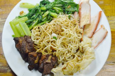  Çin noodle dilim Barbekü domuz eti ve tatlı siyah sos plaka üzerinde giyinme damping ile kızarmış Kemik Tepesi yumurta