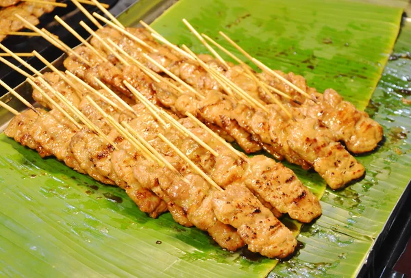  Muz Yaprak pazarda tahta çubuğa bıçaklama kavrulmuş fermente domuz eti