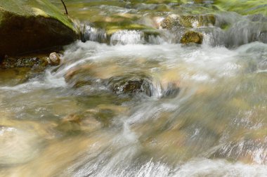  katarakt ve su akan nehir