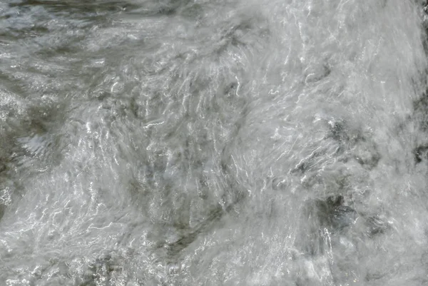Wasser fällt aus Katarakt und plätschert im Fluss — Stockfoto