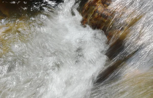 Rzeka płynie na zaćmy i rozbryzgi wody — Zdjęcie stockowe