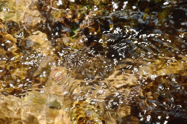 Fluxo de água e reflexão da luz solar no rio — Fotografia de Stock