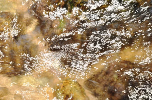 Fluxo de água e reflexão da luz solar no rio — Fotografia de Stock