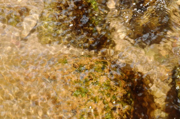 Água que flui e acena no rio — Fotografia de Stock