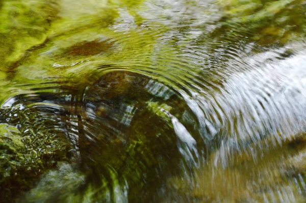 Acqua che scorre ha colpito la roccia e increspato nel fiume — Foto Stock