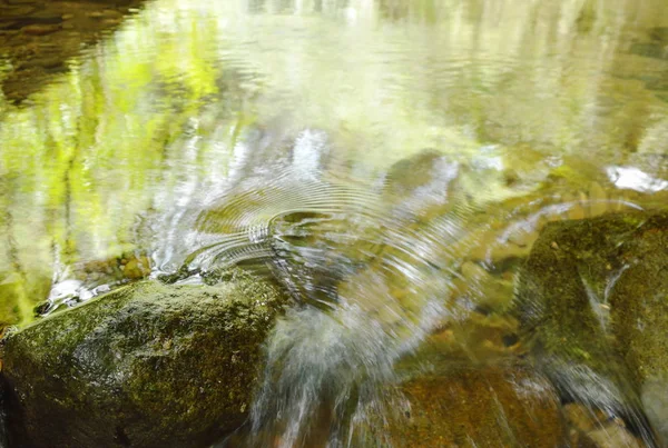 Água que flui bateu na rocha e onda espirrando no rio — Fotografia de Stock
