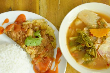  Sahanda yumurta soyunma chili sos pirinç yemek sebze karışık Tay ile köri tatlı ve ekşi çorba