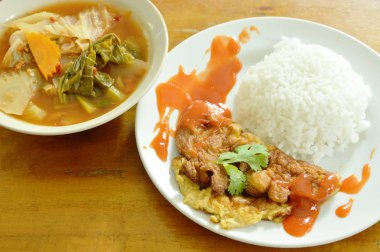  Sahanda yumurta soyunma chili sos pirinç yemek sebze karışık Tay ile köri tatlı ve ekşi çorba