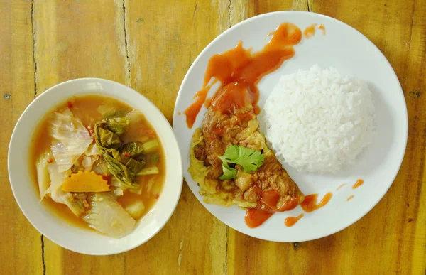 Saus cabai saus telur goreng pada nasi makan dengan campuran kari sayuran Thailand manis dan sup asam — Stok Foto