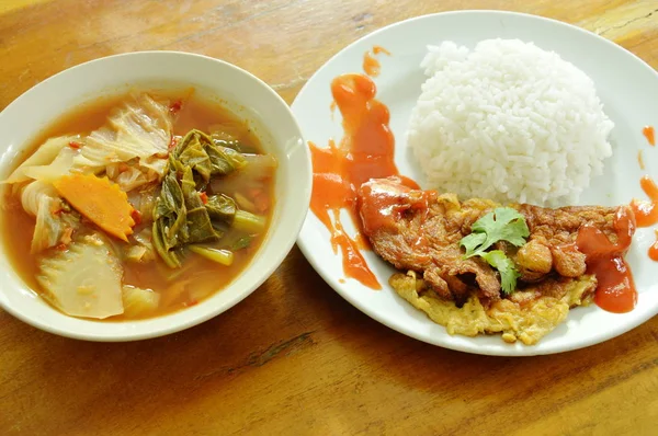 Huevo frito aderezo salsa de chile en el arroz comer con tailandés mezcla de verduras curry sopa agridulce — Foto de Stock