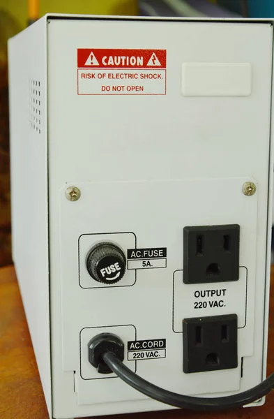 Πίσω πλευρά αδιάλειπτη τροφοδοσία ρεύματος για ηλεκτρικό αντιγράφων ασφαλείας και την ασφάλεια στον προσωπικό υπολογιστή — Φωτογραφία Αρχείου