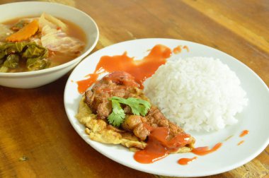  Sahanda yumurta soyunma chili sos pirinç yemek sebze karışık Tay ile köri tatlı ve ekşi çorba