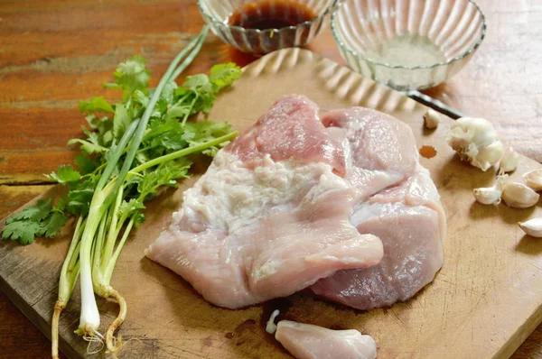 Roh-Schweinefilet zum Kochen auf hölzernem Hackblock zubereiten — Stockfoto