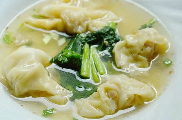 Dumpling chino relleno de cerdo picado en la sopa en el plato —  Fotos de Stock