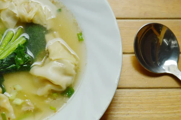 Dumpling chino relleno de cerdo picado en sopa y cuchara —  Fotos de Stock