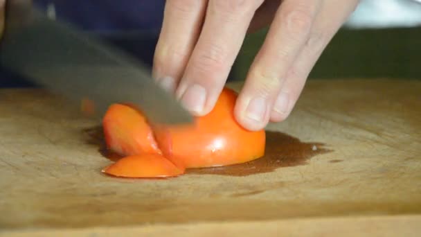 Cuchillo de mano en rodajas de tomate en bloque de madera — Vídeos de Stock