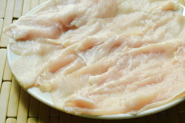  Свинина для приготовления пищи в сукияки или шабу японская еда на тарелке
