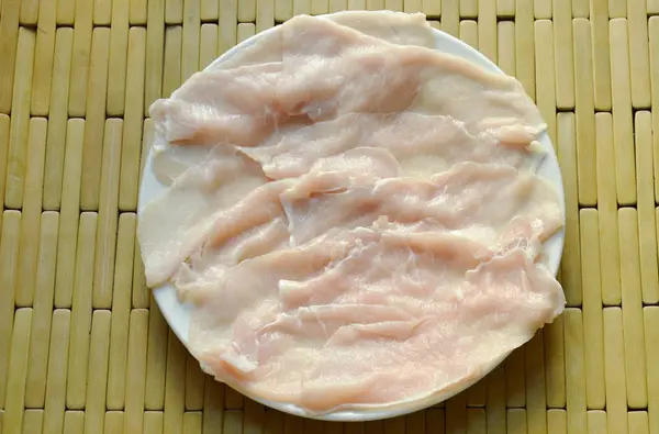 すき焼き or しゃぶしゃぶ日本料理皿の上に料理の豚肉スライス — ストック写真