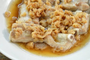  buğulanmış domuz kaburga tabakta kuru tuz korunmuş sebze ile