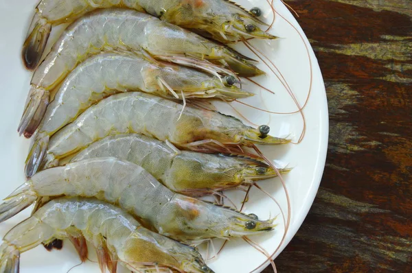 Alimentos crus de ingrediente de camarão dispostos em placa branca — Fotografia de Stock
