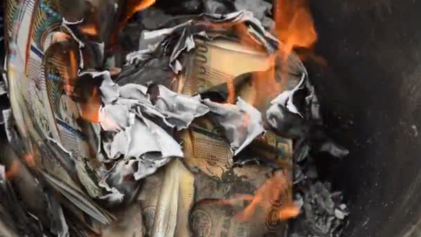Ruce dejte více bankovek nebe hořící nabízející předek v železné pánvi — Stock video
