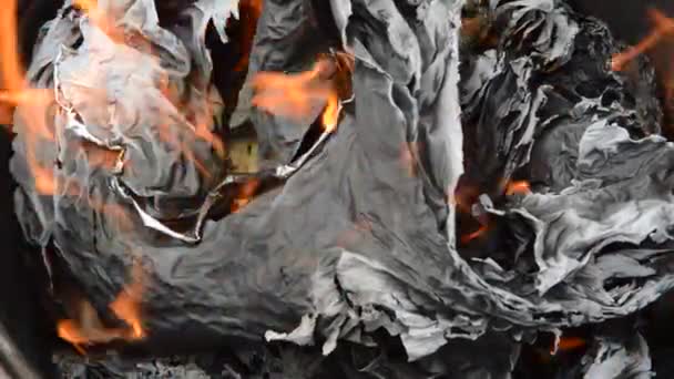 Зола золотой и серебряной бумаги, сжигаемой для жертвоприношения предка в железном бассейне — стоковое видео