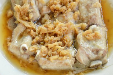  buğulanmış domuz kaburga tabakta kuru tuz korunmuş sebze ile