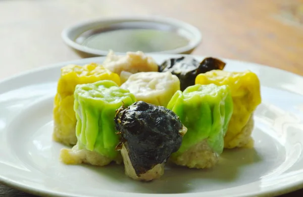 Пару китайський Невиразна сума обгорнуті водоростей з соєвим соусом — стокове фото