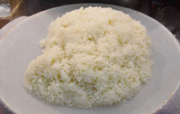 Lepkavá rýže, vaření na bílé plachetky — Stock fotografie