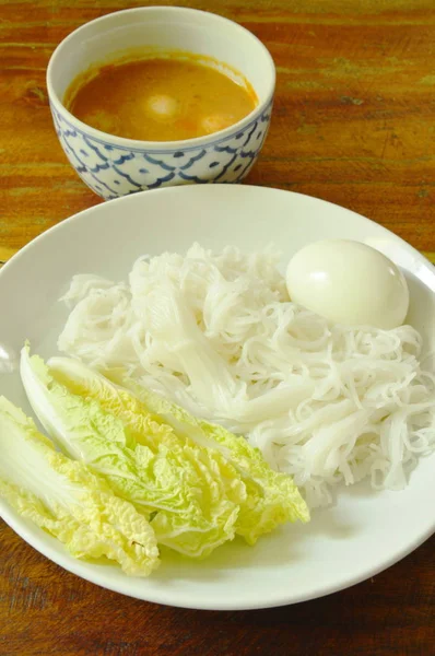  Çift balık köri ile kase yemek pirinç noodle ve haşlanmış yumurta