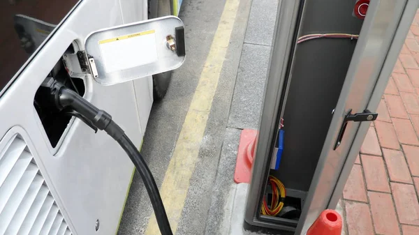 Electric bus charging battery from power generated point on street in south Korea — Stock Photo, Image