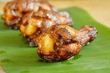  Muz Yaprak üzerinde siyah Soya soslu ızgara tavuk davul