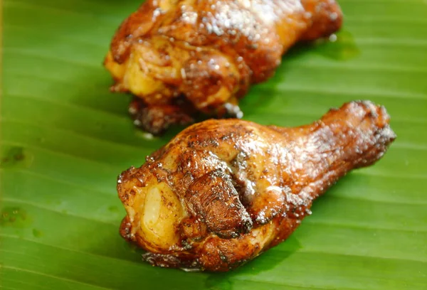  Kavrulmuş Tavuk davul muz yaprak üzerinde siyah soya sosu ile