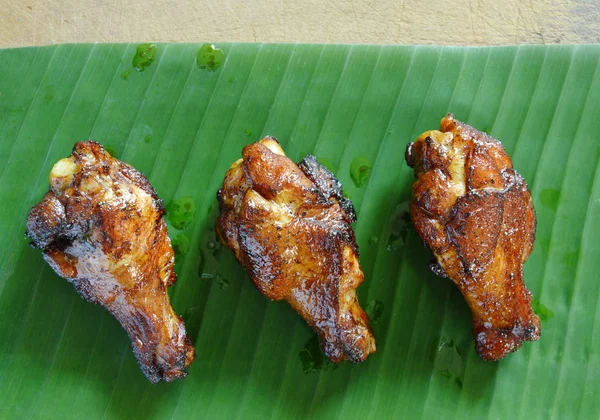  Kavrulmuş Tavuk davul muz yaprak üzerinde siyah soya sosu ile