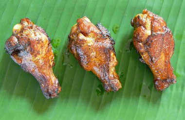  Kavrulmuş Tavuk davul muz yaprak üzerinde siyah soya sosu ile