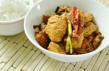  Siyah soya sosu ve pirinç kızarmış yumurta tofu ile kıyılmış