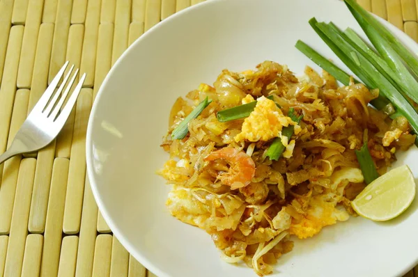 Pad Thai wymieszać Makaron smażony ryż z krewetkami suche i żółty tofu na talerzu — Zdjęcie stockowe