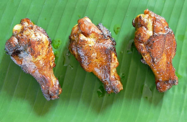  Kavrulmuş Tavuk davul muz yaprak üzerinde siyah soya sosu ile