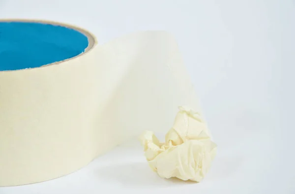 Rolo de fita adesiva e sucata no fundo branco — Fotografia de Stock