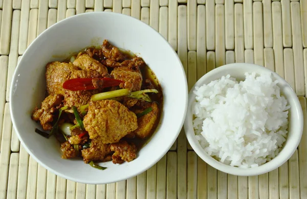 Gebakken ei tofu met gehakt in zwarte soja saus en rijst — Stockfoto