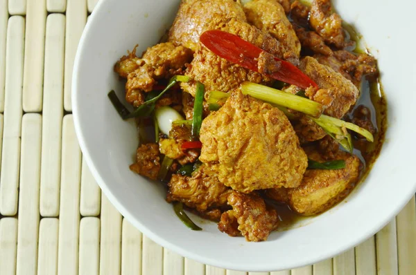  kase üzerinde siyah soya soslu kızarmış yumurta tofu ile kıyılmış